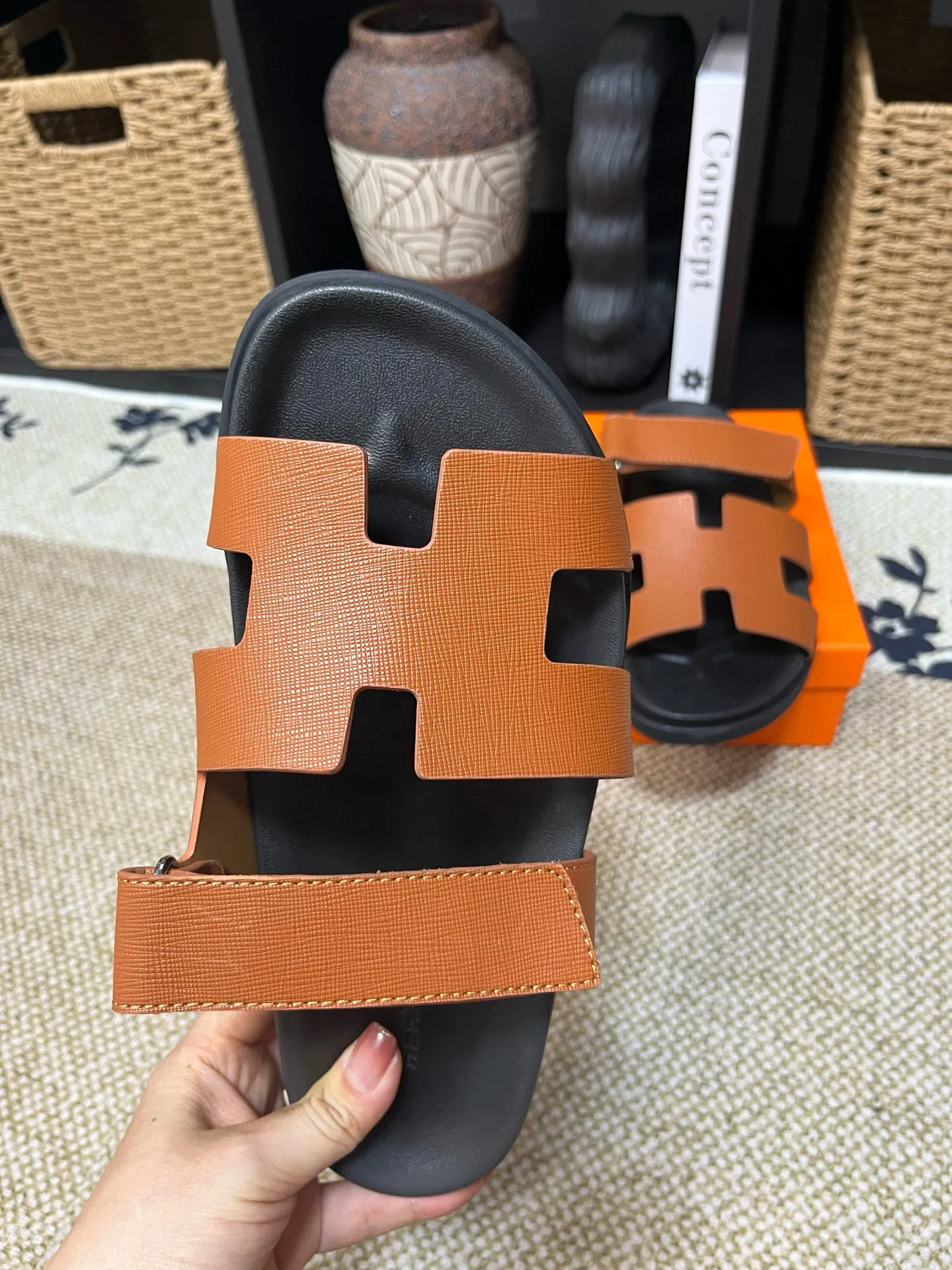 P300 Long-term stock Hermes men’s Kazimir slippers for couples - top quality woven calfskin functional sandals with intertwined uppers inspired by the “H” iconic pattern to create a casual look, perfect for summer. Imported cowhide + cowhide lining + TUP outsole Size: 35-46